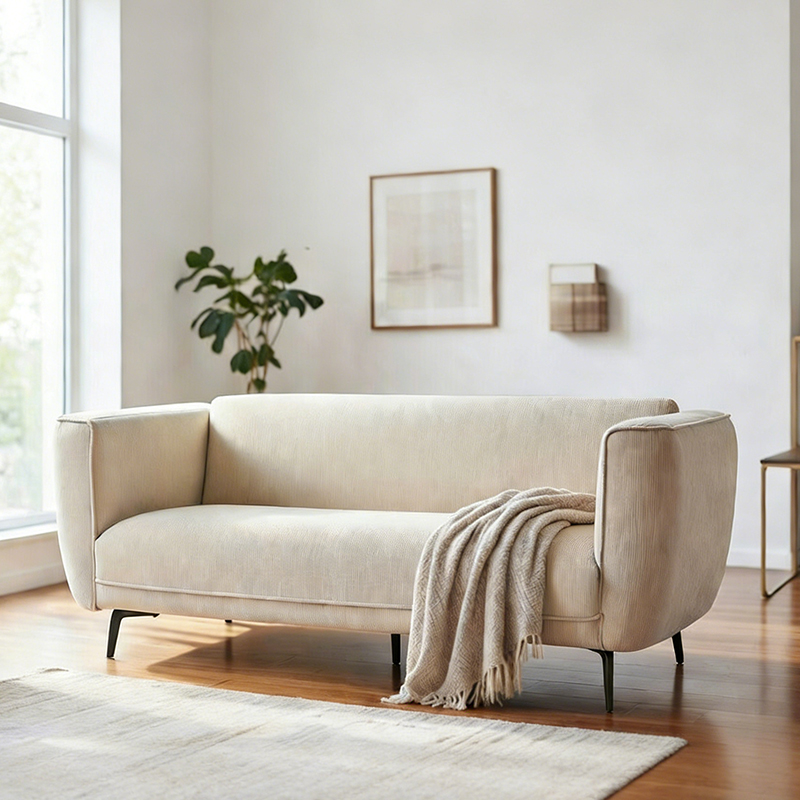 Nowoczesna, sztruksowa sofa z podwójnymi siedziskami i metalowymi nogami